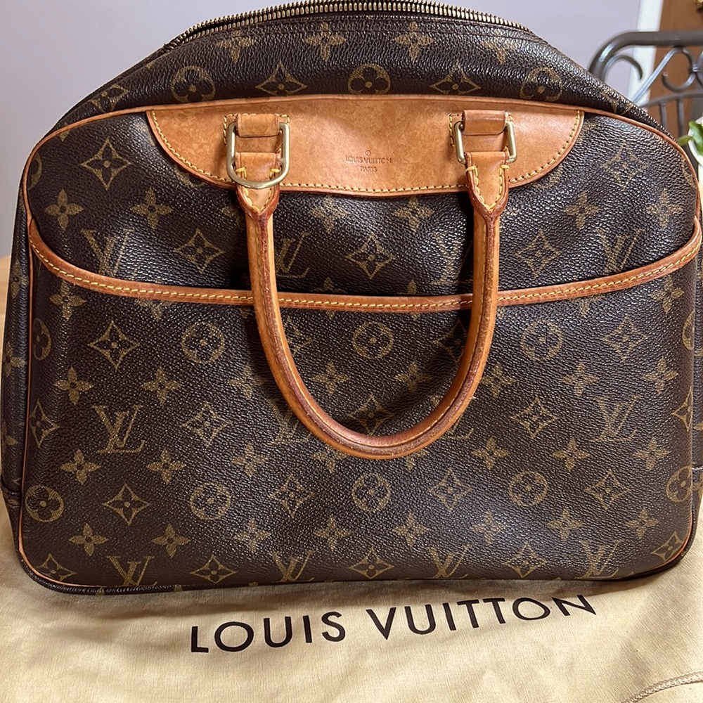 *AUTHENTIC*  Louis Vuitton Bag
